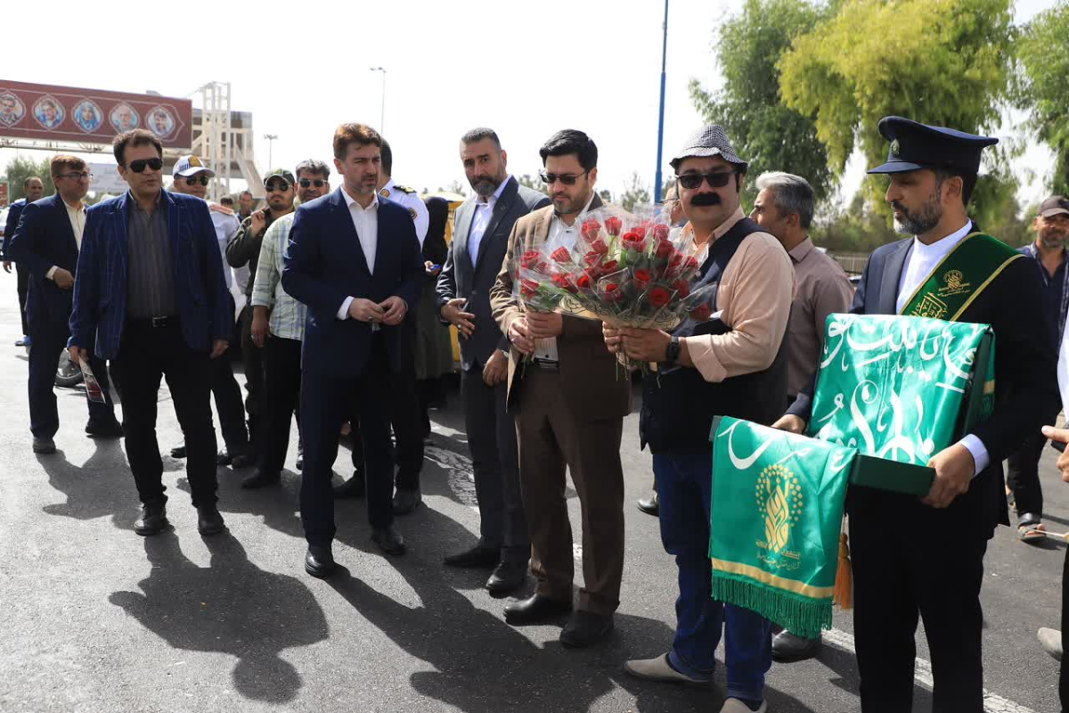 مراسم استقبال از مسافران و زائران در بدو ورود به قم با حضور خادمان آستان مقدس حضرت معصومه(س)